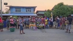 د تایلینډ خلک د باران غوښتو لپاره نانځکه پيشو په زانګو کې ګرځوي