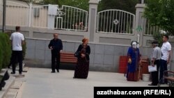 Türkmenistanyň banklarynyň biriniň daşynda duran raýatlar (Illýustrasiýa suraty)