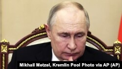 Кремль намагається «підкупити російських військових, аби продовжити війну проти України, а також заохотити росіян вступати до армії», йдеться у новому звіті Міністерства оборони Британії