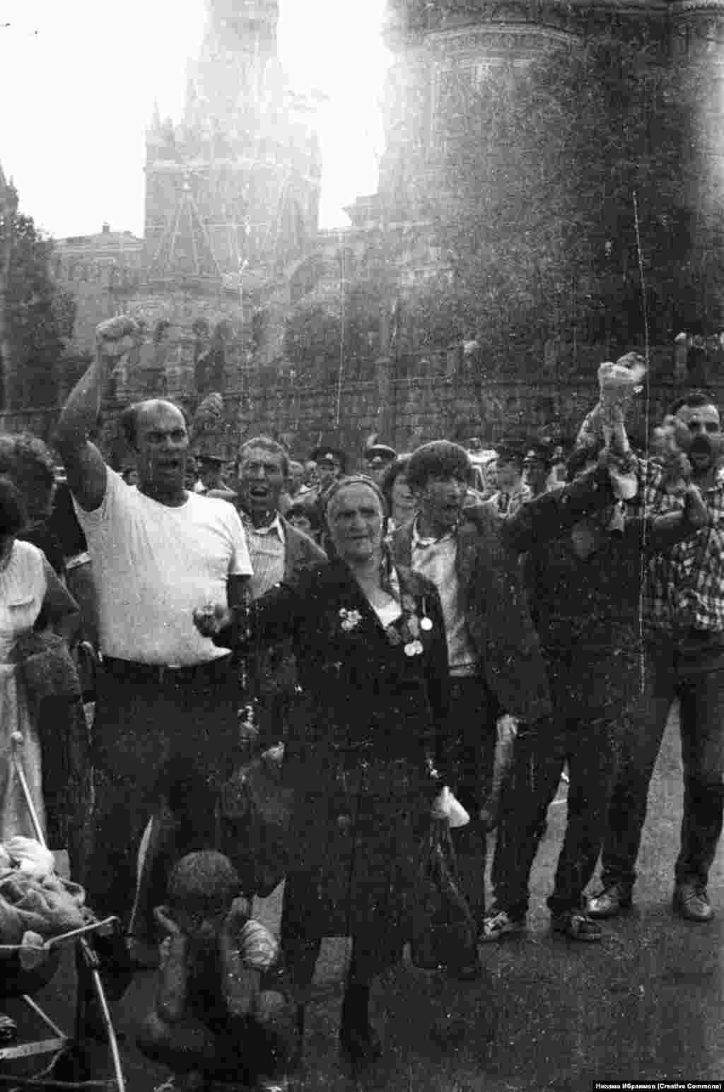 Протест чарасында катнашучылар