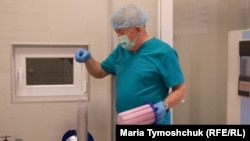 Стефан Хмил вади замразени ембриони от течен азот в специален съд в инвитро клиника в Лвов, Украйна. 