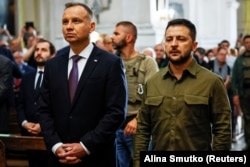 Президент України Володимир Зеленський (праворуч) і президент Польщі Анджей Дуда під час вшанування жертв Волинської трагедії. Луцьк, 9 липня 2023 року