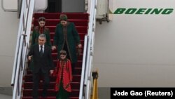 Türkmenistanyň öňki prezidenti Gurbanguly Berdimuhamedow maşgala agzalary bilen. 