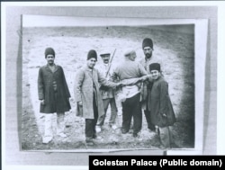 გოლესთანის არქივიდან გაჟონილი ფოტოების დიდი ნაწილი არასოდეს ყოფილა გამოქვეყნებული და მათ არ ახლავს აღწერილობა.