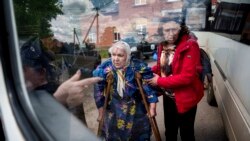 Imagini din apropierea frontului. Localnicii din Volceansk sunt evacuați din calea forțelor rusești