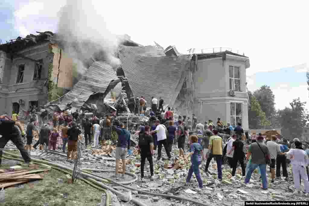 На&nbsp;месте разбора завалов в "Охматдете", где были разрушены две операционные, 8&nbsp;июля 2024 года, фото RFE/RL