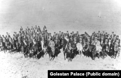 არ არის ცნობილი, რა ამოძრავებდა მათ, ვინც ფოტოარქივის ინტერნეტში გაჟონვას შეუწყო ხელი. ადრე გოლესთანის სასახლეს აკრიტიკებდნენ, რადგან ის არ აძლევდა საზოგადოებას ფოტოარქივის ნახვის შესაძლებლობას.