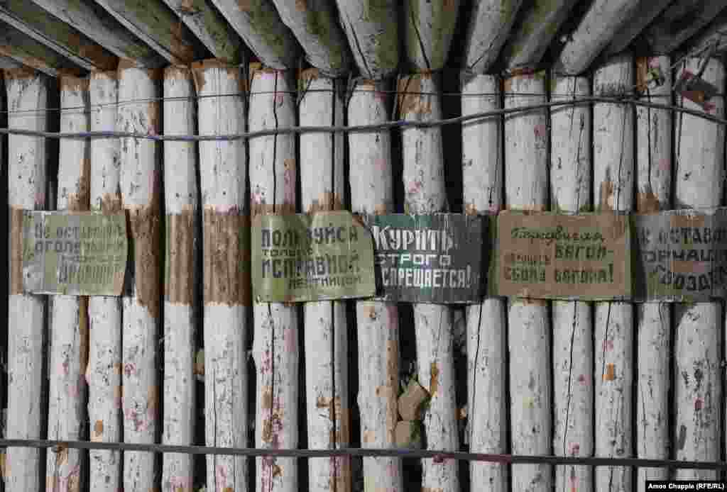 Табели от съветската епоха в мината. Въпреки че предградието на Ереван не предлага петрол, съветските инженери се натъкват на огромнен солен пласт, минаващ под арменската столица. По-късно е създадена и солна мина. &nbsp;