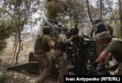 Українські військовослужбовці 406-ї окремої артилерійської бригади імені Олексія Алмазова ведуть вогонь з гаубиці М777 по позиціях російських військ. Херсонський напрямок, 10 серпня 2023 року