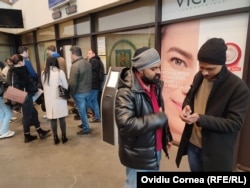 Sacin (în dreapta) și un amic al său, după ce și-au depus documentele.