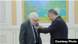 ТүркСОЙдун жетекчиси, Кыргыз Эл жазуучусу Султан Раев жана Азербайжандын Эл жазуучусу Анар Рзаев. Ташкент.