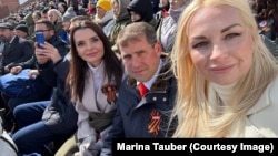 Олигарх Илан Шор с башканом Гагаузии Евгенией Гуцул и депутатом Мариной Таубер на параде по случаю 9 мая в Москве, 2024 года.