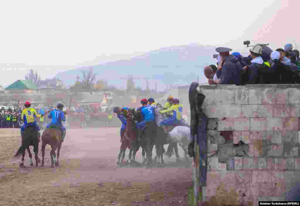 Көкбөрү боюнча республикалык мелдештер "Ак-Кулада" 2019-жылдагы&nbsp;Нооруз майрамынан бери&nbsp;өтпөй, оюндар Чолпон-Ата шаарындагы жана аймактардагы ат майдандарда өтүп келген. Буга Бишкектеги ипподромдун авариялык абалга кептелип, адамдар үчүн кооптуу экени, техникалык абалы нормаларга жооп бербей калганы себеп болгон.&nbsp; Быйыл өкмөт Нооруз майрамына арналган мелдешти ат майданда өткөрүүгө уруксат берген.&nbsp;