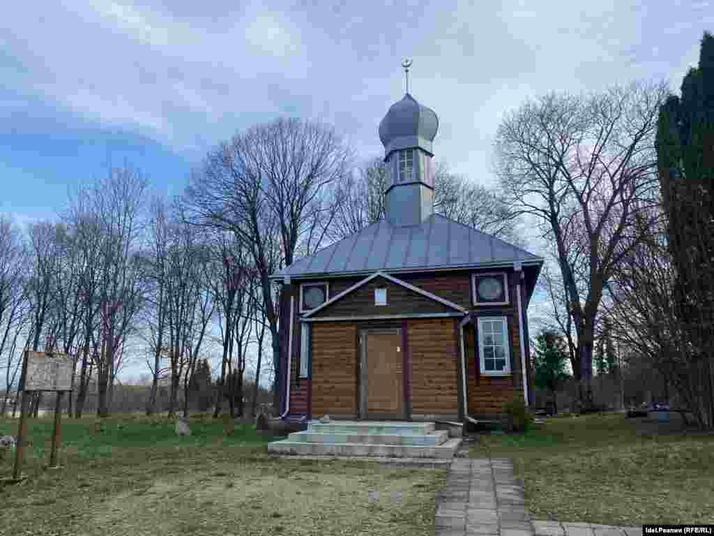 Первая деревянная мечеть в Нямежисе была построена в 1684 году. Она сгорела, в 1909 году была построена новая. В советское время она была превращена в склад. После провозглашения Литвой независимости мечеть была возвращена общине и продолжает использоваться для религиозных служб. Мечеть была восстановлена в 1993 году.