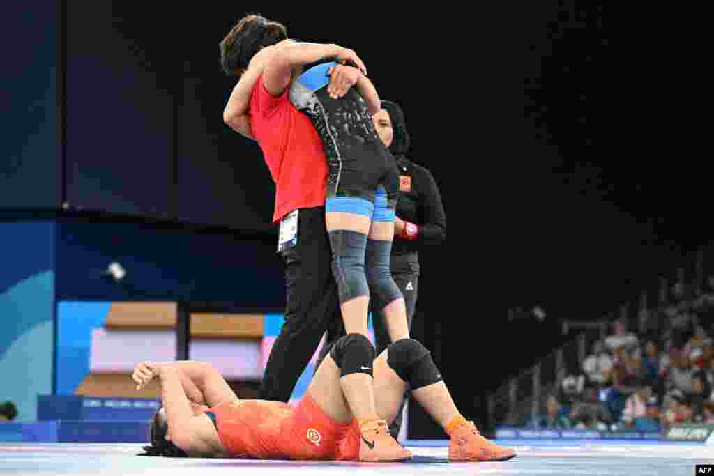 "Чынында эле кыргыз кыздары жөнүндө стереотипти такыр башка жакка буруп, кыргыз кыздары эркин боло аларын, бийик боло аларын, дүйнөнү багындыра аларын көрсөттү. Мисалы, кесип тандоодо аял-эркек деп бөлүшөт. Айсулуу болсо кесиптин аял-эркек деп бөлүнүүсү жок, хоббиңди, өз каалаган нерсени жасай аласың, бийик боло аласың, айылдан чыккан кыз болсоң да, артыңда эч ким жок болсо да баары бир сен дүйнөлүк аренага чыга аласың, максатына жете аласың дегенди көрсөттү. Айсулууга кыргыз кыздарынын атынан рахмат айтам", -деди алып баруучу Назира Айтбекова.