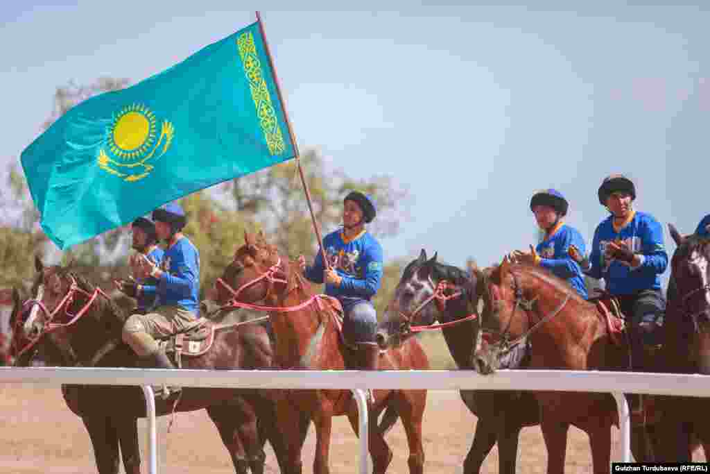 "Астана" командасынын оюнчусу Элдар&nbsp;Жээнкулов казак көкбөрүчүлөрү деле тайказага ойноп жүргөнүн айтып, буларга токтолду:&nbsp; "Жакшы оюн болду. Бир улак салдык. Кыргызстан элине ыракмат, меймандос эл. 15 күн Ысык-Көлдүн жээгинде даярдандык. Оюн абдан кызыктуу болду. Биз деле 2016-жылга чейин тайказанга ойноп көнүп калганбыз.Тайказанда ойногон да жакшы. Аттарыбыз гана даяр болбой калды. "Ынтымак командасын жеңиши менен куттуктайбыз".&nbsp;