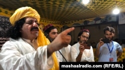 علي وزیر په کراچۍ کې ولسي غونډې ته وینا کوي ـ پخوانی انځور.