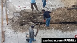 Ремонт отопительных труб. Туркменистан  