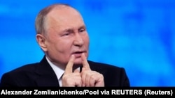 У фрагментах інтерв’ю репортеру державного телебачення Путін неправдиво заявив, що Захід «затягнув» Фінляндію в НАТО