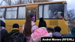 Copiii de la gimnaziul din Sărățica Nouă, raionul Leova, așteaptă autocarul, februarie 2024. Aici învață puțin peste 100 de copii din trei sate învecinate: Câmpul Drept, Beștemac și Sărățica Nouă.