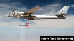 Російський бомбардувальник випускає крилату ракету з турбореактивним двигуном Х-101