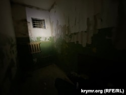 Одна з підвальних камер в Херсонському управлінні поліції, де за свідченнями місцевих жителів, російські окупанти облаштували катівню