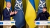 Secretarul general al NATO, Jens Stoltenberg (stânga) a negociat în discuții separate cu șefii de stat ai țărilor membre ca Ucraina să fie degrevată de reformele presupuse de Planul pentru Aderare pentru a se putea alătura alianței măcar după încheierea războiului cu Rusia.