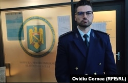 Șeful Serviciului de Imigrări Cluj, Ciprian Tămaș, spune că ofițerii de la Imigrări lucrează peste program și cer sprijinul altor structuri din Inspectorat atunci când volumului cererilor pentru permise de ședere crește.