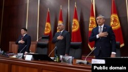 Спикер Нурланбек Шакиев (посередине) и его заместители. 
