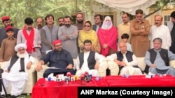 ايمل ولي خان، خوشال خان کاکړ، عبدالمالک بلوچ او نور سیاسي مشران په خبري غونډه کې 