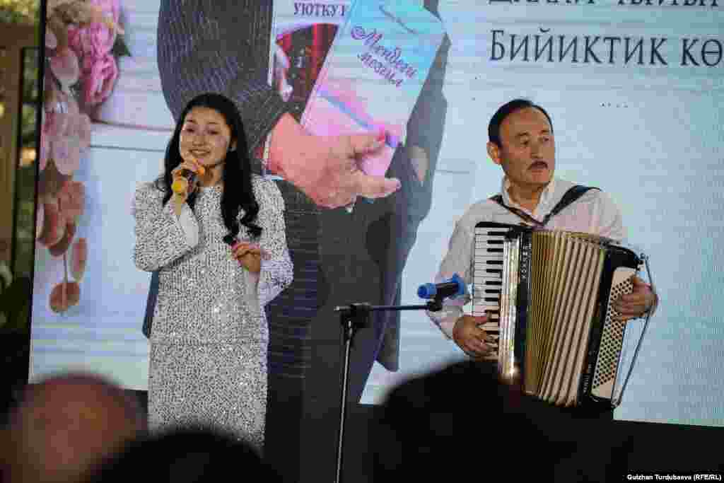 Обончу, композитор Доктурбай Урманбетов Бурулкан Сарыгулованын "Серенада" ырына обон жараткан.&nbsp;