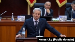 Адахан Мадумаров Жогорку Кеңештин борбордук трибунасында. Архивдик сүрөт.