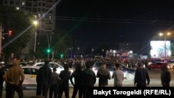 18-майга караган түндө чогулгандар. Бишкек. 