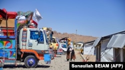 افغانستان ته د ستنو شویو کډوالو ګاډي د کندهار په تخته پل ولسوالۍ کې ولاړ دي ـ پخوانی انځور.