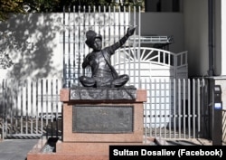 Кыргызстандын Берлиндеги элчилигинин алдына коюлган “Жаш манасчы” айкели, 28-сентябрь, 2023-жыл.