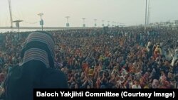 د ماه رنګ بلوچ په مشرۍ د ګوادر پرلت روان دی - د جولای ۲۸مه انځور.