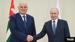 აფხაზეთის დე ფაქტო პრეზიდენტი ასლან ბჟანია რუსეთის პრეზიდენტ ვლადიმირ პუტინს 4 ოქტომბერს კრასნოდარის მხარეში შეხვდა 
