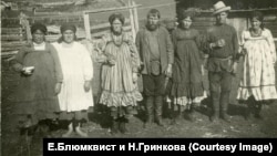 Группа староверов в праздник. Деревня Язовая, 1927 г.