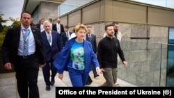 Швейцариянын президенти Виола Амхерд жана укриан президенти Владимир Зеленский. Бюргеншток, 15-июнь, 2024-жыл.