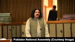 علي وزیر د قامي اسمبلۍ غونډې ته وینا کوي - پخوانی انځور. 