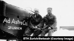 Мителхолцер вляво и Бисегер вдясно