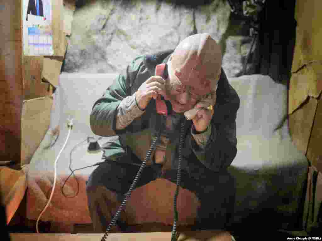 Аветесян ръководи работата от контролната зала в мината. Поради твърдостта на солните находища, миньорите използват динамит, за да взривят каменната сол на парчета, след което я обработват допълнително.