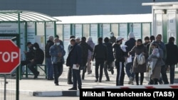 Мигранты в России у миграционного центра. Архивное фото. 
