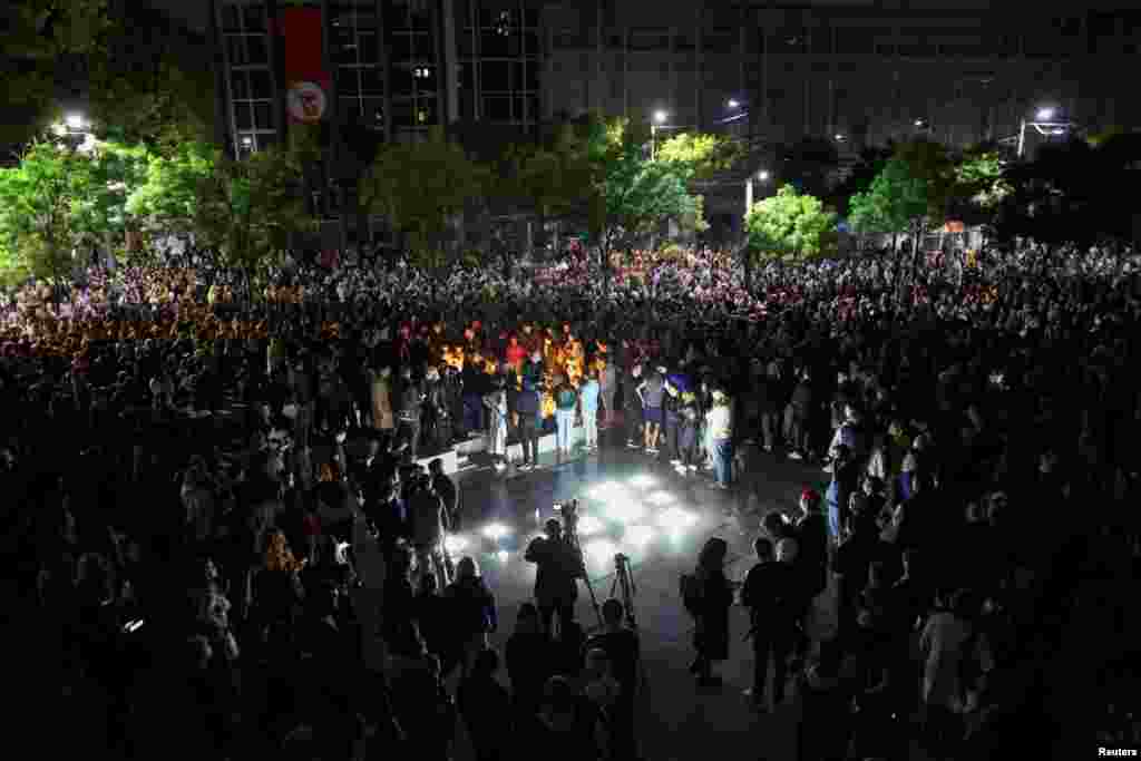 Odavanje pošte nastradalima na Cvetnom trgu.