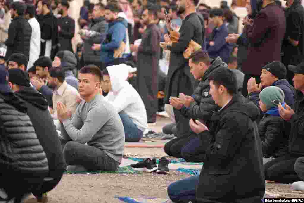 Мусулмандар үчүн ыйык саналган Айт намаз буга чейин Бишкек, Ош жана башка шаарларда негизги аянттарда окулуп келген. Ошондуктан бул жолу муфтияттын чечимин сынга алгандар да, кубаттагандар да болоду.