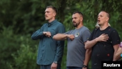 Мекенине кайтып келген "Азовчулар" - Денис Прокопенко, Денис Шлеха жана Олег Хоменко.