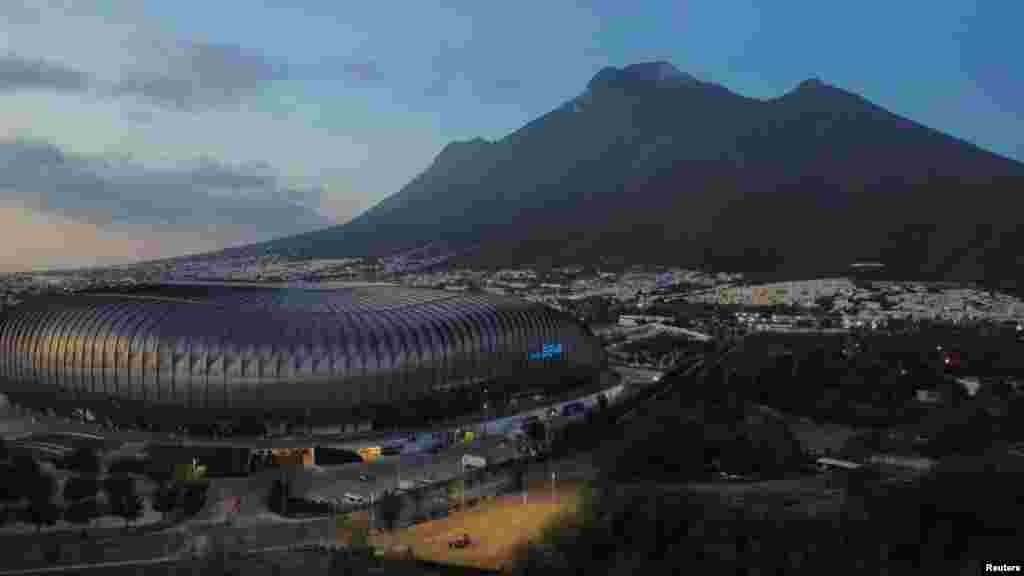 Estadio BBVA, მონტერეი, მექსიკა ლამაზი პეიზაჟის ფონზე ჩაფლულ Estadio BBVA-ს ჯერჯერობით განსაკუთრებული სპორტული ღონისძიებისთვის არ უმასპინძლია. სამაგიეროდ, შარშან აქ კონცერტი გამართა The Weekndm-მა, შარშანწინ კი Coldplay-მ.