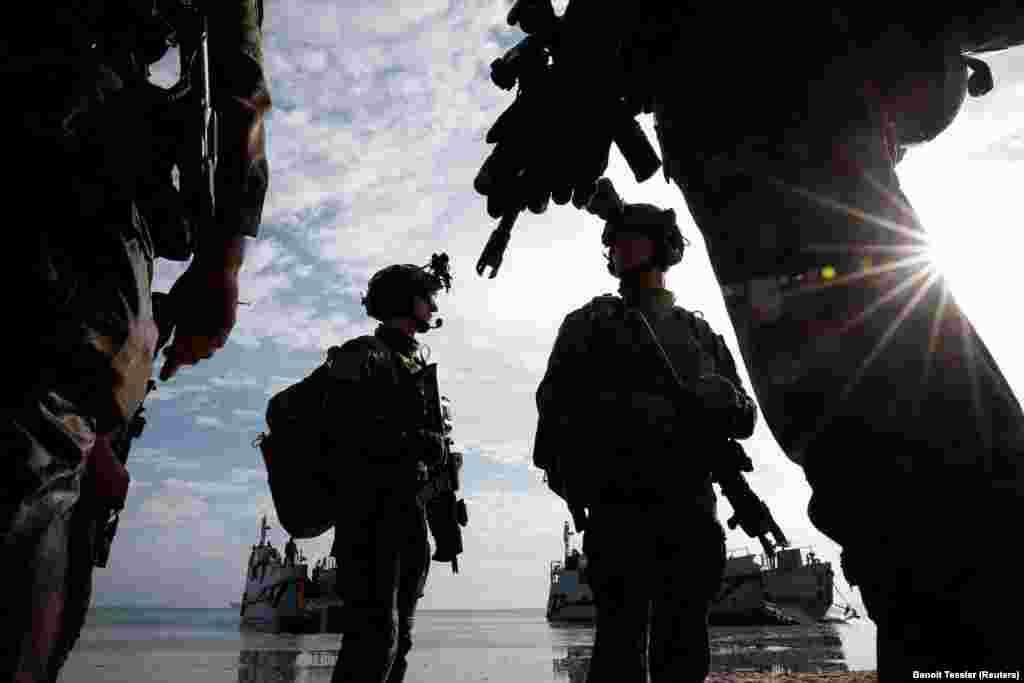 Palatul Elysee a anunțat că Macron îl va primi pe omologul său ucrainean, Volodimir Zelenski, la Paris, pe 7 iunie. Macron nu a exclus trimiterea de soldați francezi în Ucraina, în ciuda opoziției altor țări membre NATO și a criticilor puternice din partea Moscovei, care a avertizat împotriva unei astfel de mișcări, argumentând că ar escalada dramatic conflictul.