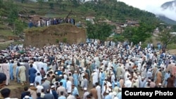 د ژغورنې ادارې "ریسکیو ۱۱۲۲ " له خاورو خځلو د ماشومانو جسدونه اېستلي او په مارتونګ کې خاورو ته سپارل شوي دي.