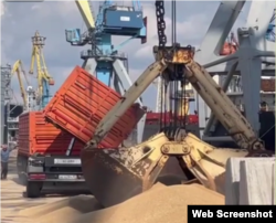 Оккупанты вывозят зерно с оккупированных украинских территорий в Россию через Мариупольский порт. Скриншот из пророссийского телеграмм-канала